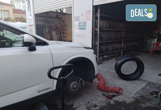 Подготви колата си за новия сезон! Смяна на 2 броя гуми на лек автомобил: сваляне, качване, демонтаж, монтаж и баланс в Автоцентър Торнадо - Снимка 3