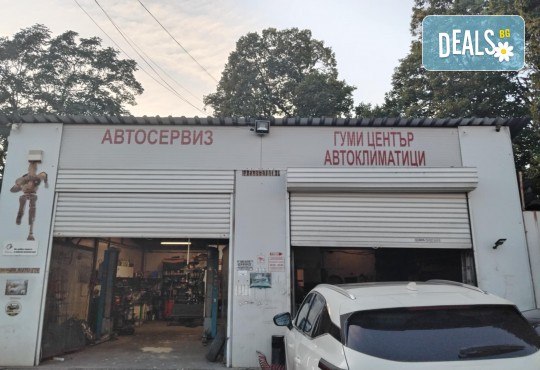 Подготви колата си за новия сезон! Смяна на 2 броя гуми на лек автомобил: сваляне, качване, демонтаж, монтаж и баланс в Автоцентър Торнадо - Снимка 7