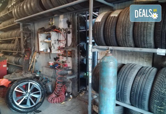 Подготви колата си за новия сезон! Смяна на 2 броя гуми на лек автомобил: сваляне, качване, демонтаж, монтаж и баланс в Автоцентър Торнадо - Снимка 4