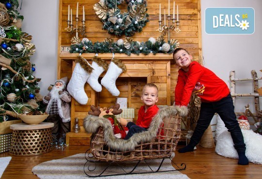 Семейна коледна фотосесия в студио с 4 реалистични декора от MVP Studio - Снимка 3