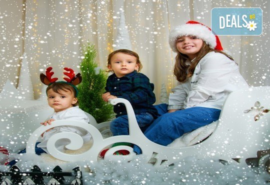 Семейна коледна фотосесия в студио с 4 реалистични декора от MVP Studio - Снимка 6