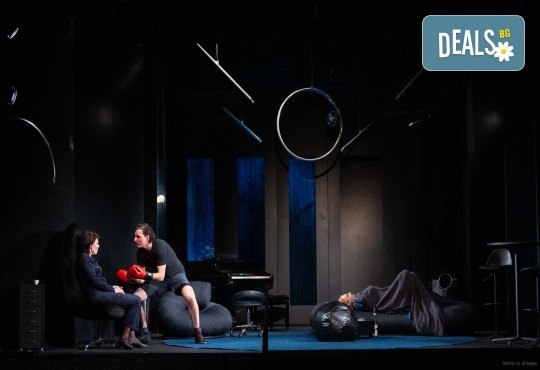 На 10-ти октомври (петък) гледайте Неделя вечер с Анастасия Лютова, Василена Атанасова и Иван Юруков в Малък градски театър Зад канала - Снимка 3