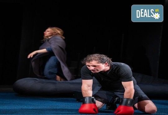 На 10-ти октомври (петък) гледайте Неделя вечер с Анастасия Лютова, Василена Атанасова и Иван Юруков в Малък градски театър Зад канала - Снимка 2