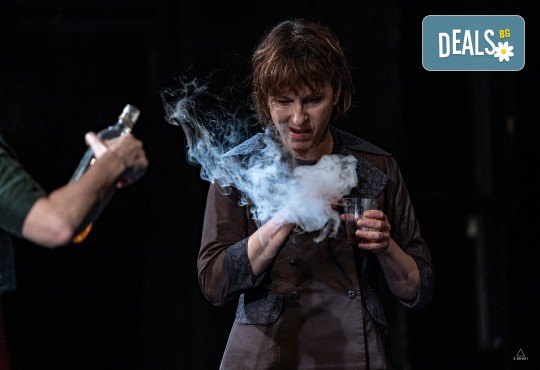 Театрална постановка Пияните с Весела Бабинова и Анастасия Лютова на 02-ри февруари (неделя) в Малък градски театър Зад канала - Снимка 11