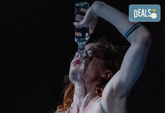 Театрална постановка Пияните с Весела Бабинова и Анастасия Лютова на 02-ри февруари (неделя) в Малък градски театър Зад канала - Снимка 10