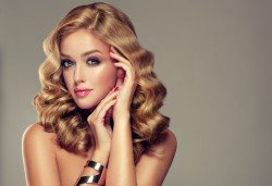 Актуална прическа! Подстригване, масажно измиване с терапия по избор, нанасяне на флуид и прав сешоар или букли в салон Никол - Снимка