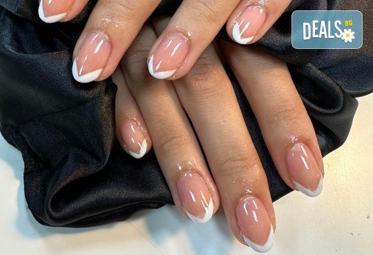 Френски маникюр с гел лак CND и 2 рисувани декорации от Art beauty studio S&D - Снимка 2