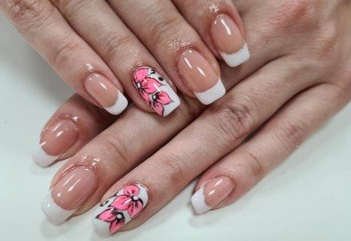 Френски маникюр с гел лак CND и 2 рисувани декорации от Art beauty studio S&D - Снимка