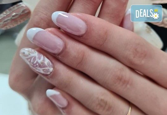 Френски маникюр с гел лак CND и 2 рисувани декорации от Art beauty studio S&D - Снимка 1