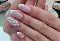Френски маникюр с гел лак CND и 2 рисувани декорации от Art beauty studio S&D - Снимка
