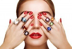 За Коледа и Нова година! Дълготраен маникюр с гел лак CANNI, 2 декорации и сваляне в WAVE STUDIO - НДК - Снимка