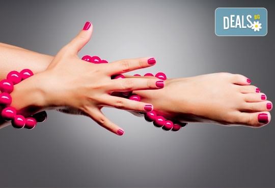 Педикюр, ексфолиране със скраб, почистване на натрупванията по ходилта, лек масаж в Салон за красота Женско Царство - Снимка 4