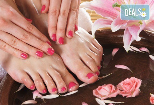 Педикюр, ексфолиране със скраб, почистване на натрупванията по ходилта, лек масаж в Салон за красота Женско Царство - Снимка 3