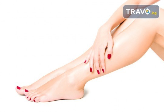 Педикюр, ексфолиране със скраб, почистване на натрупванията по ходилта, лек масаж в Салон за красота Женско Царство - Снимка 2