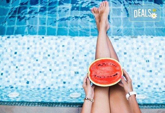 Педикюр, ексфолиране със скраб, почистване на натрупванията по ходилта, лек масаж в Салон за красота Женско Царство - Снимка 1