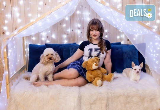 Коледни моменти със семейството! Професионална Коледна фотосесия в студио с 4 декора и 100 обработени кадъра от Chapkanov photography - Снимка 3