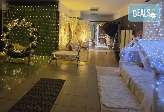 Коледни моменти със семейството! Професионална Коледна фотосесия в студио с 4 декора и 100 обработени кадъра от Chapkanov photography - Снимка 6