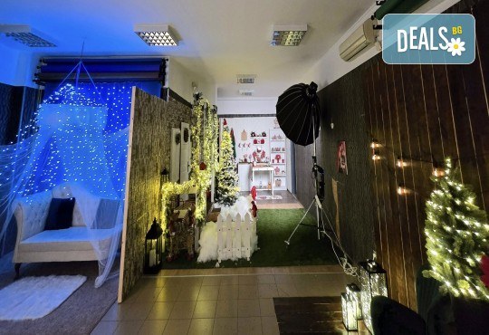 Коледни моменти със семейството! Професионална Коледна фотосесия в студио с 4 декора и 100 обработени кадъра от Chapkanov photography - Снимка 10