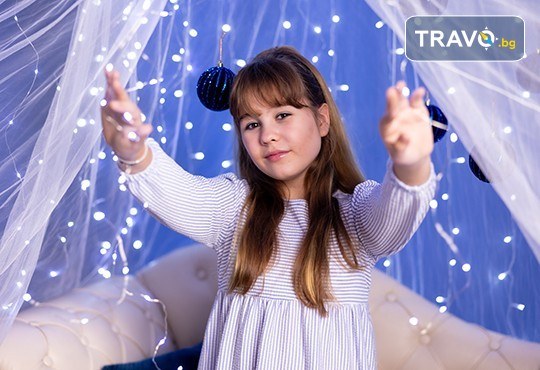Коледни моменти със семейството! Професионална Коледна фотосесия в студио с 4 декора и 100 обработени кадъра от Chapkanov photography - Снимка 12