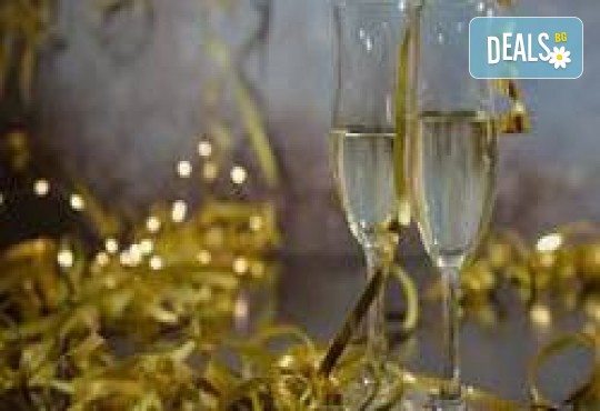 Нова година 2026 в слънчева Кавала, хотел Нефели! 2 нощувки, закуски, възможност за празнична вечеря и транспорт от Комфорт Травел - Снимка 1