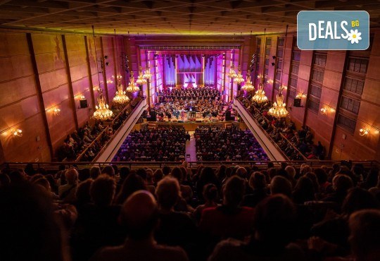 Бяла Коледа концерт на Плевенска филхармония със солист Люси Дяковска, със специалното участие на Поли Генова на 23.12., от 19 ч. в Зала България - Снимка 9