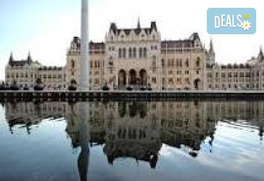 Открийте магията на Коледа сред коледните базари в Будапеща и Виена! 3 нощувки със закуски, транспорт и възможност за разходка с корабче, посещение на Пратер и имперски тур в Шьонбрун, от Глобул Турс - Снимка 18