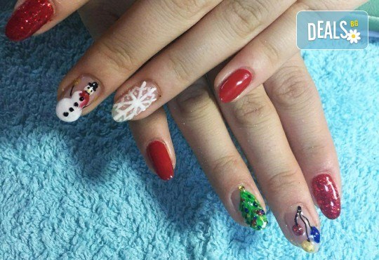 Коледен маникюр с гел лак и 2 или 4 рисувани декорации: Дядо Коледа, елени, снежинки, елха, 3D топки в The Castle of beauty - Снимка 9