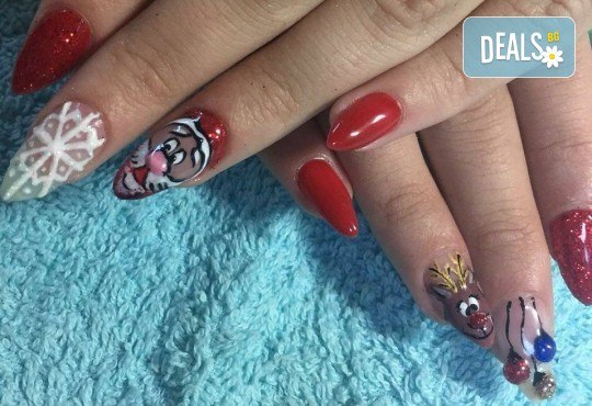 Коледен маникюр с гел лак и 2 или 4 рисувани декорации: Дядо Коледа, елени, снежинки, елха, 3D топки в The Castle of beauty - Снимка 2