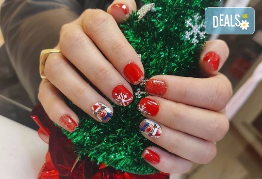Коледен маникюр с гел лак и 2 или 4 рисувани декорации: Дядо Коледа, елени, снежинки, елха, 3D топки в The Castle of beauty - Снимка 1