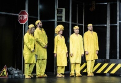 Нов авторски спектакъл на Теди Москов Хайде да се трепаме на 10-ти декември (сряда) в Малък градски театър Зад канала - Снимка