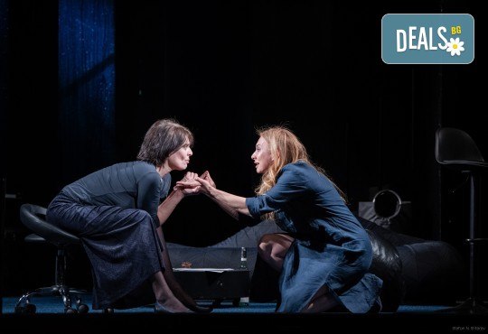 На 13-ти декември (събота) гледайте Неделя вечер с Анастасия Лютова, Василена Атанасова и Иван Юруков в Малък градски театър Зад канала - Снимка 1