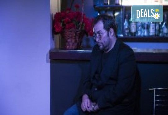 Комедията Поп-фолк хроники: бели птици и куршуми на 29-ти декември (понеделник) в Малък градски театър Зад канала - Снимка 8