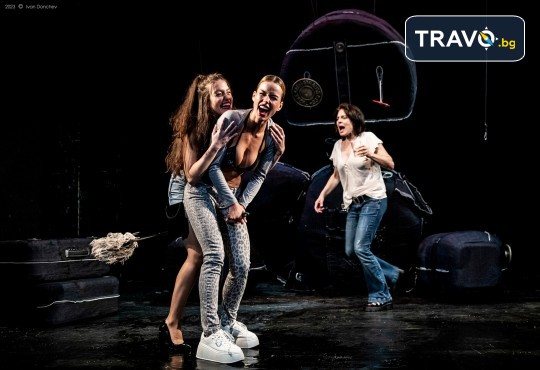 Гледайте съвеменната английка пиеса Джъмпи на 18-ти декември (четвъртък) в Малък градски театър Зад канала - Снимка 6