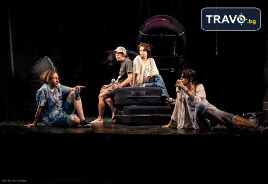 Гледайте съвеменната английка пиеса Джъмпи на 18-ти декември (четвъртък) в Малък градски театър Зад канала - Снимка 2