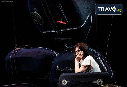 Гледайте съвеменната английка пиеса Джъмпи на 18-ти декември (четвъртък) в Малък градски театър Зад канала - Снимка 9