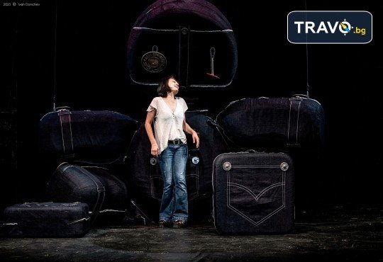 Гледайте съвеменната английка пиеса Джъмпи на 18-ти декември (четвъртък) в Малък градски театър Зад канала - Снимка 11