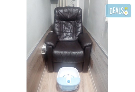 Медицински педикюр в 7 стъпки с хидромасаж на стъпалата с ароматни соли в Студио за красота Ежени - Снимка 7