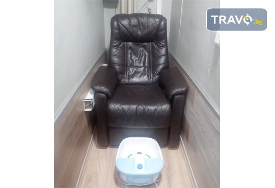 Медицински педикюр в 7 стъпки с хидромасаж на стъпалата с ароматни соли в Студио за красота Ежени - Снимка 7