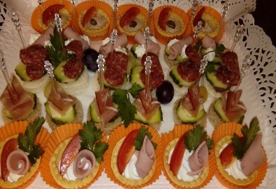 Сет Голямо Парти! 420 бр. сладки и солени коктейлни хапки в 14 плата, аранжирани за директно сервиране от Деличи кетъринг - Снимка