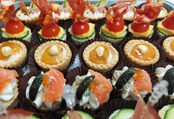 Рожден ден Party Set от 180 бр. солени и сладки коктейлни хапки в 6 плата, аранжирани за директно сервиране от Деличи кетъринг - Снимка