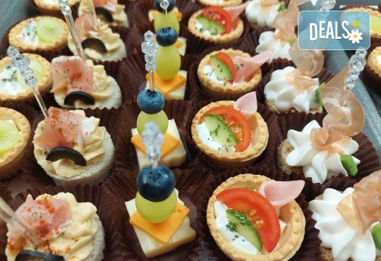 Рожден ден Party Set от 180 бр. солени и сладки коктейлни хапки в 6 плата, аранжирани за директно сервиране от Деличи кетъринг - Снимка 11
