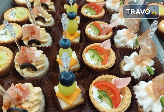 Рожден ден Party Set от 180 бр. солени и сладки коктейлни хапки в 6 плата, аранжирани за директно сервиране от Деличи кетъринг - Снимка 11