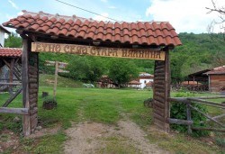 Уикенд купон по сръбски! Екскурзия до Етно село Стара планина с нощувка със закуска и вечеря, плюс транспорт и посещение на фестивала на пегланата колбасица, от Поход - Снимка