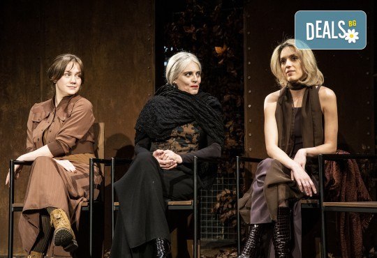 Гледайте Василена Атанасова, Леонид Йовчев, Ирини Жамбонас и Даниел Цочев в Есенна градина на 15-ти януари (четвъртък) в Малък градски театър Зад канала - Снимка 1