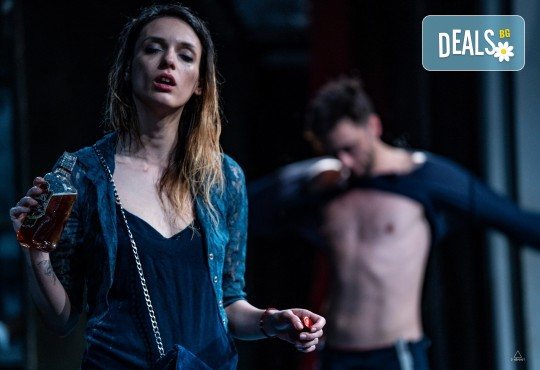 Театрална постановка Пияните с Весела Бабинова и Анастасия Лютова на 01-ви февруари (неделя) в Малък градски театър Зад канала - Снимка 8