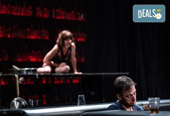 Театрална постановка Пияните с Весела Бабинова и Анастасия Лютова на 01-ви февруари (неделя) в Малък градски театър Зад канала - Снимка 7