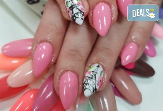 Изграждане на ноктопластика с гел и маникюр с гел лак на Black Bottle, CND или Gelish в Art beauty studio S&D, в центъра на София - Снимка 5
