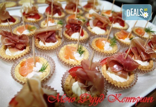 МАКСИ сет с 400 броя хапки, солени и сладки в 13 плата за директно сервиране и възможност за доставка от Мечо Фууд кетъринг - Снимка 1