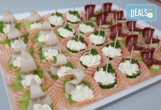 МАКСИ сет с 400 броя хапки, солени и сладки в 13 плата за директно сервиране и възможност за доставка от Мечо Фууд кетъринг - Снимка 4