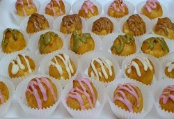 Перфектният вкус! 50 десертни еклера с ягодов крем или шоколад, тунквани във вкус по избор от МЕЧО ФУУД КЕТЪРИНГ - Снимка